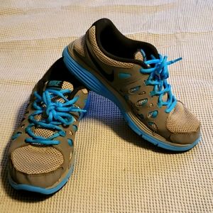 Women's/Girls Nike running shoes